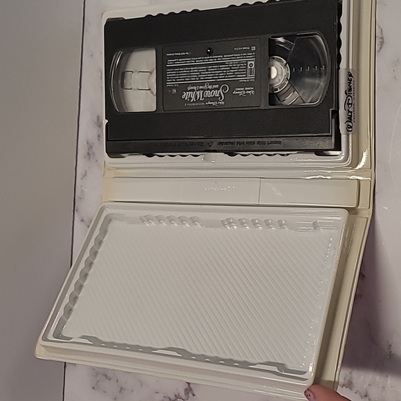 Walt Disney's Masterpiece Snow White and the Seven Dwarfs VHS Video #1524 - Picture 4 of 15